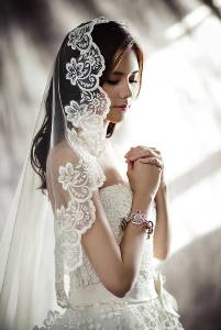 Prachtige bruid en mooie bruidsjurk