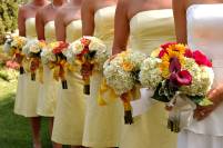 Bruiloftsmeisjes staan in de rij met mooie bloemen. Digra Photography uit Den Haag